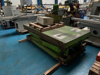 X01426 - TABLE ELEVATRICE HYDRAULIQUE