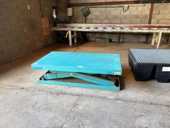 X01910 - TABLE ELEVATRICE HYDRAULIQUE